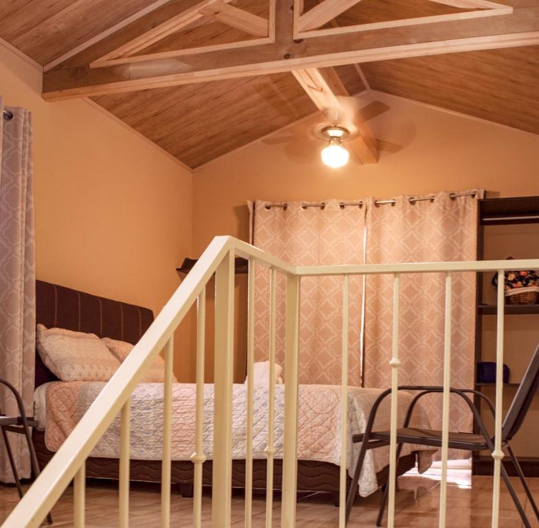 奥罗西Villas Orosi Valley的一间卧室设有一张婴儿床和天花板