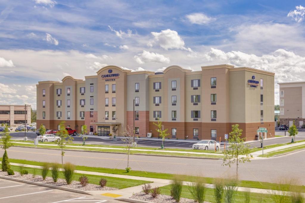 欧克莱尔Candlewood Suites Eau Claire I-94, an IHG Hotel的酒店前方的 ⁇ 染