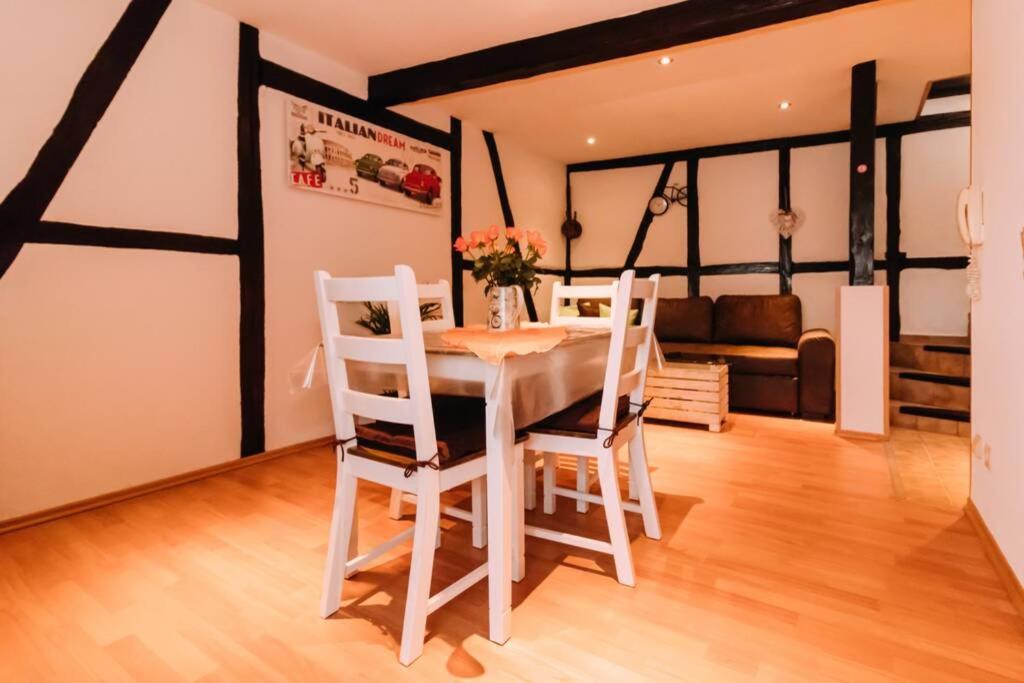 埃尔巴赫Ferienwohnung Casa del Vino的一间配备有白色桌椅的用餐室