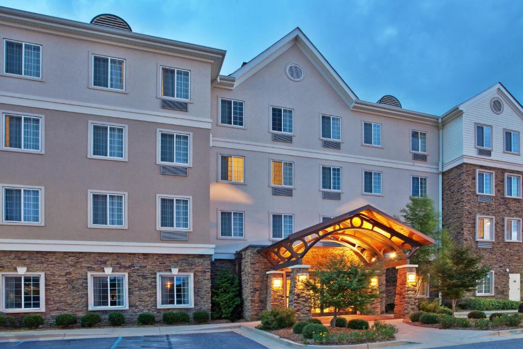 哥伦布Staybridge Suites Columbus - Fort Moore, an IHG Hotel的酒店前方的 ⁇ 染