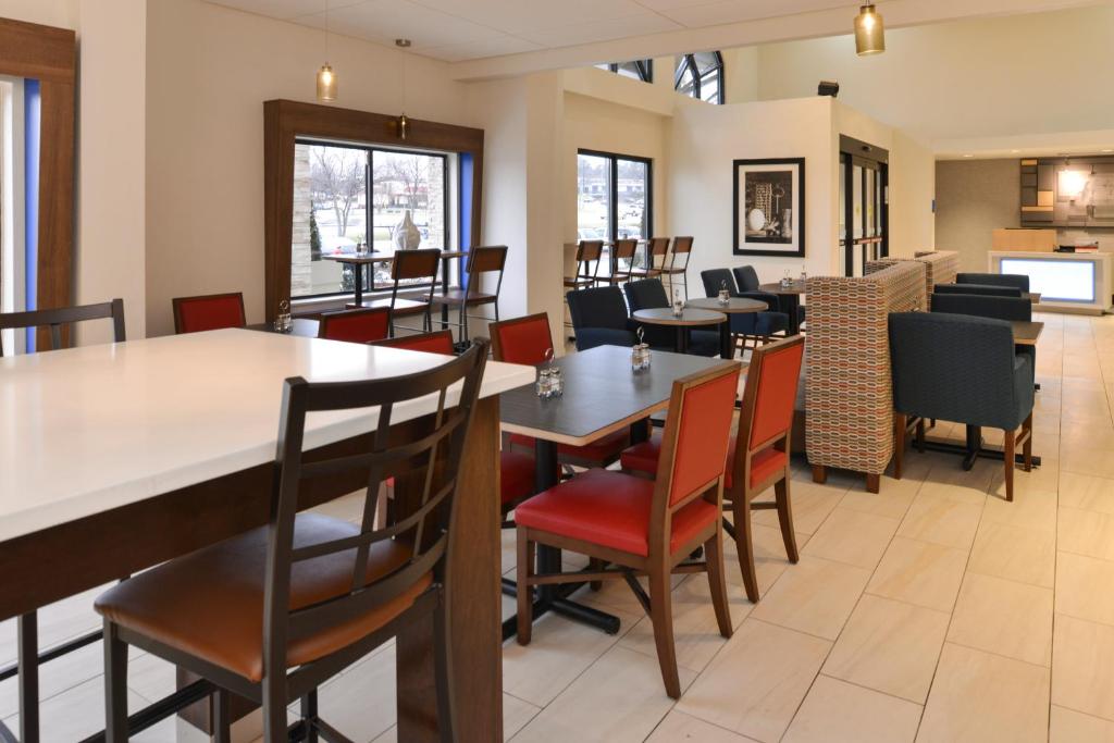 罗利罗利贝斯特韦斯特酒店及套房的用餐室配有桌椅
