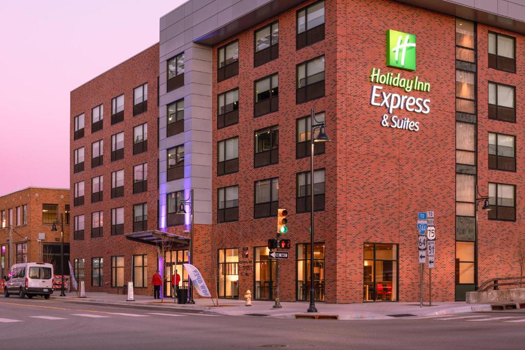 塔尔萨Holiday Inn Express & Suites - Tulsa Downtown - Arts District, an IHG Hotel的一座大砖砌建筑,上面有标志