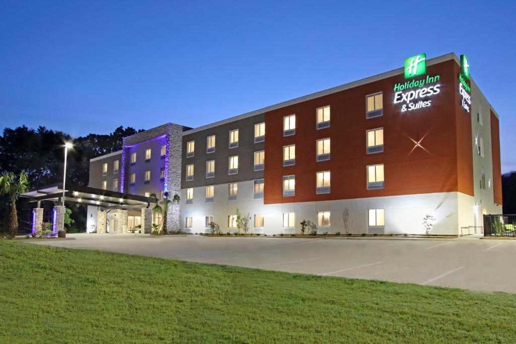 哥伦布Holiday Inn Express & Suites Columbus North, an IHG Hotel的前面有标志的酒店