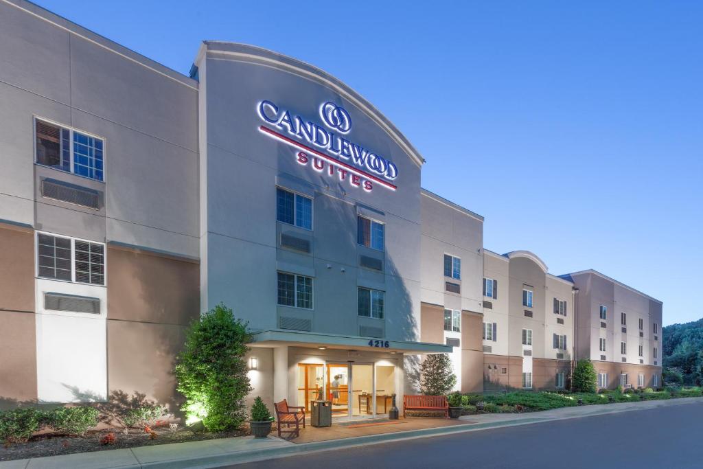 河边城Candlewood Suites Aberdeen-Bel Air, an IHG Hotel的校园建筑前部的 ⁇ 染