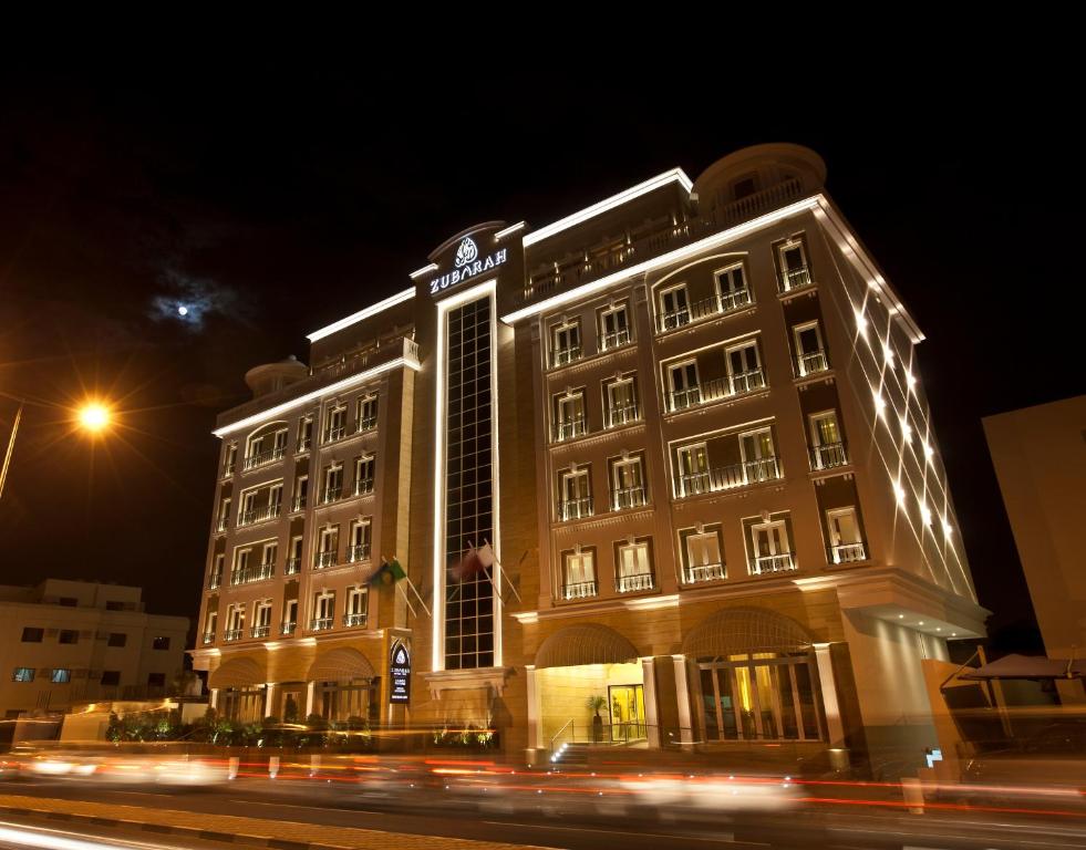 多哈祖巴拉酒店的一座晚上有灯的建筑