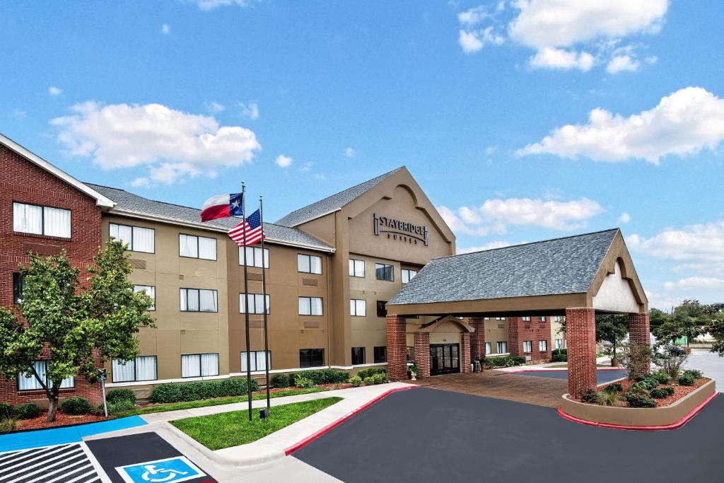 拉伯克Staybridge Suites Lubbock-University Area, an IHG Hotel的酒店前方的 ⁇ 染