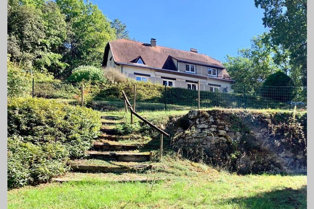 拉罗克加雅克La Vue D'Or的山丘上的房子,前面有楼梯