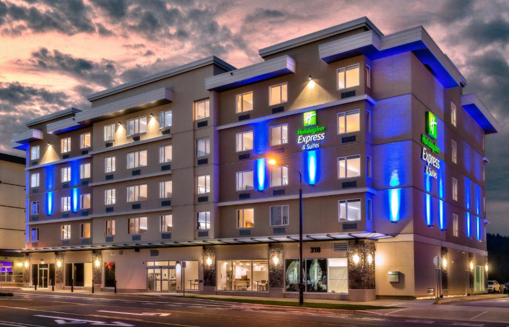 维多利亚维多利亚库尔伍德智选假日酒店的建筑一侧有蓝色灯光的酒店