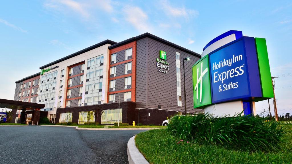 圣约翰斯Holiday Inn Express & Suites St. John's Airport, an IHG Hotel的前面有标志的大建筑