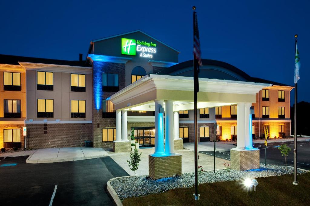 LimerickHoliday Inn Express and Suites Limerick - Pottstown, an IHG Hotel的酒店大楼前方设有凉亭