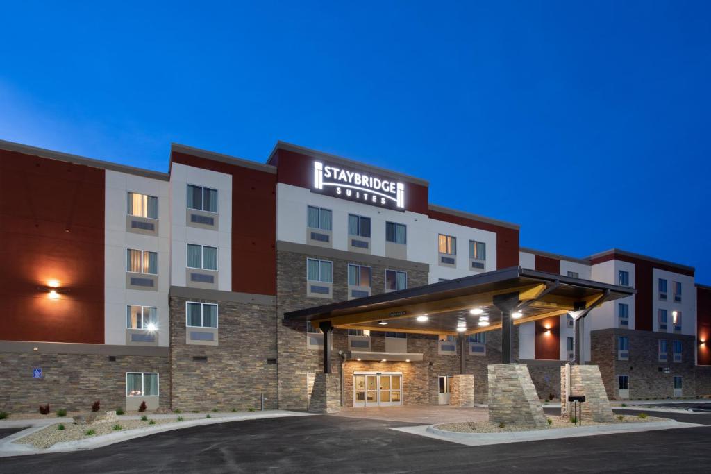 拉皮德城Staybridge Suites Rapid City - Rushmore, an IHG Hotel的汉普顿旅馆和套房的 ⁇ 染