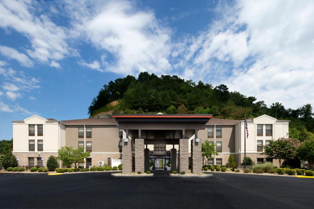 Middlesboro米德尔斯堡智选假日酒店的一座酒店,其建筑背景是一座小山