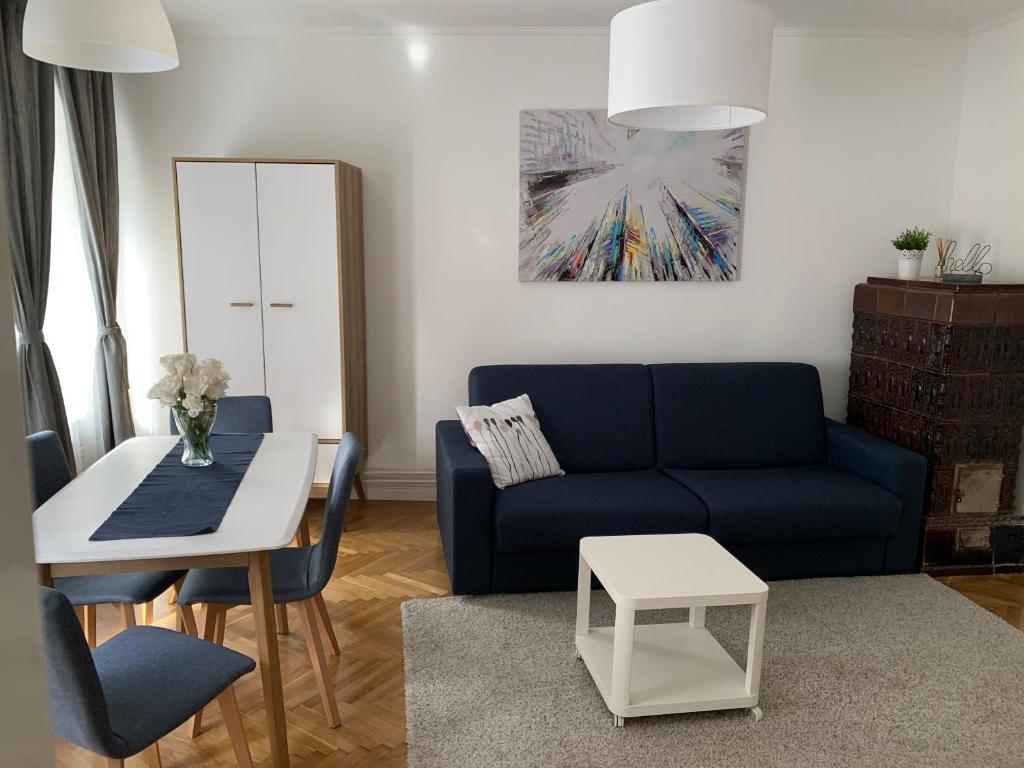 萨格勒布Apartmani SB 42的客厅配有蓝色的沙发和桌子