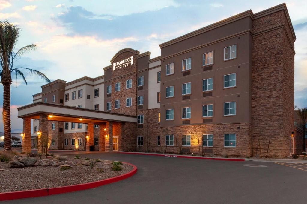 吉尔伯特Staybridge Suites - Gilbert - East Mesa, an IHG Hotel的阿纳海姆汉普顿套房的 ⁇ 染