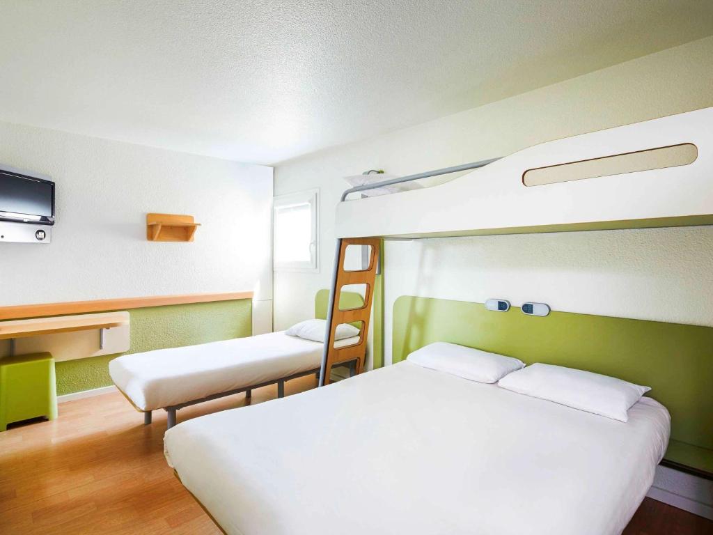 沙特尔沙特尔宜必思经济酒店的一间带两张双层床和电视的卧室