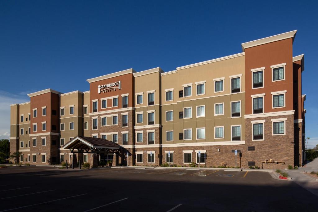 凤凰城Staybridge Suites - Phoenix – Biltmore Area, an IHG Hotel的停车场酒店 ⁇ 染