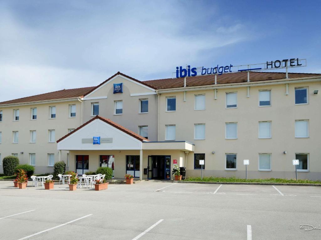 多勒Ibis Budget Dole-Choisey的前面有一个停车位的酒店
