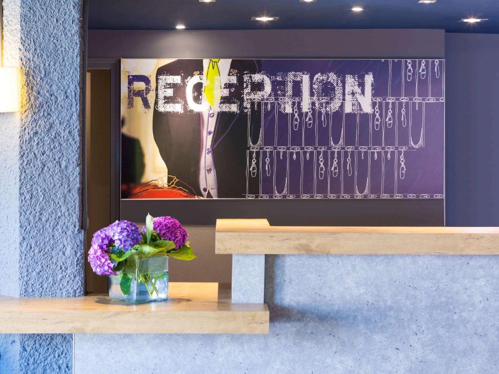 里摩日里摩日宜必思快捷酒店的席上一束紫色花瓶
