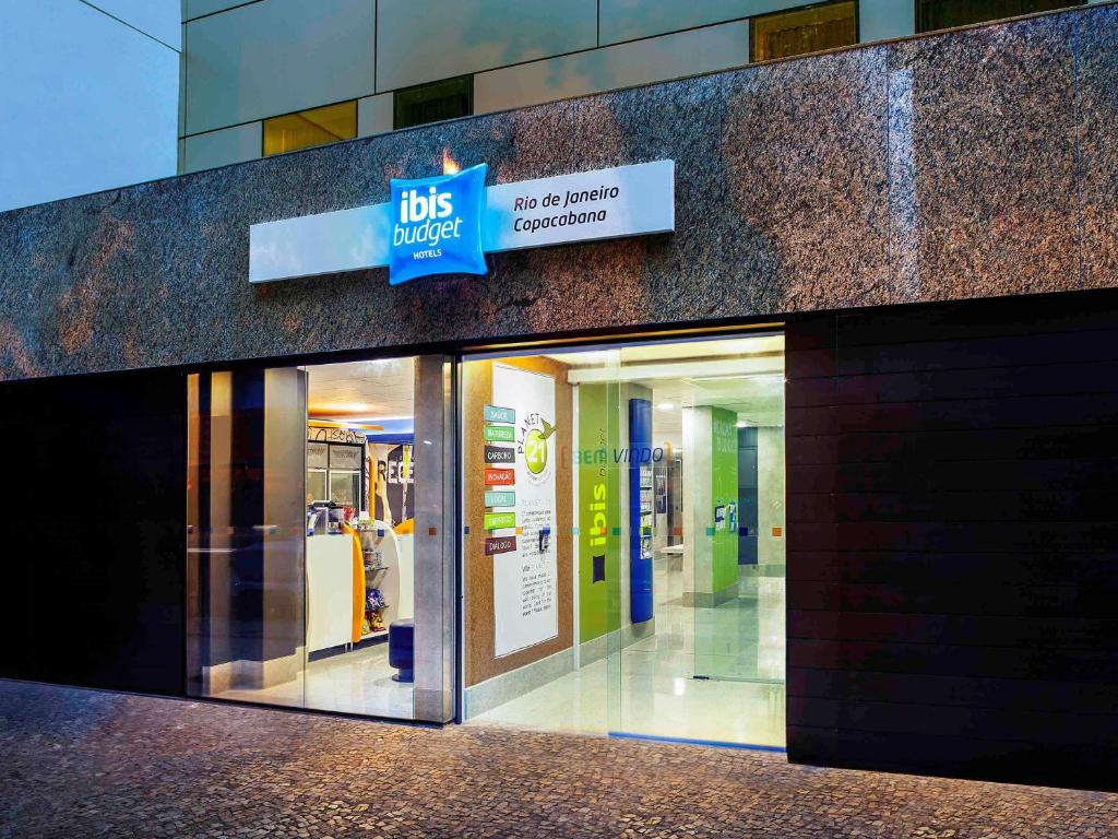 里约热内卢ibis budget RJ Copacabana的建筑物前面的商店,上面有标志