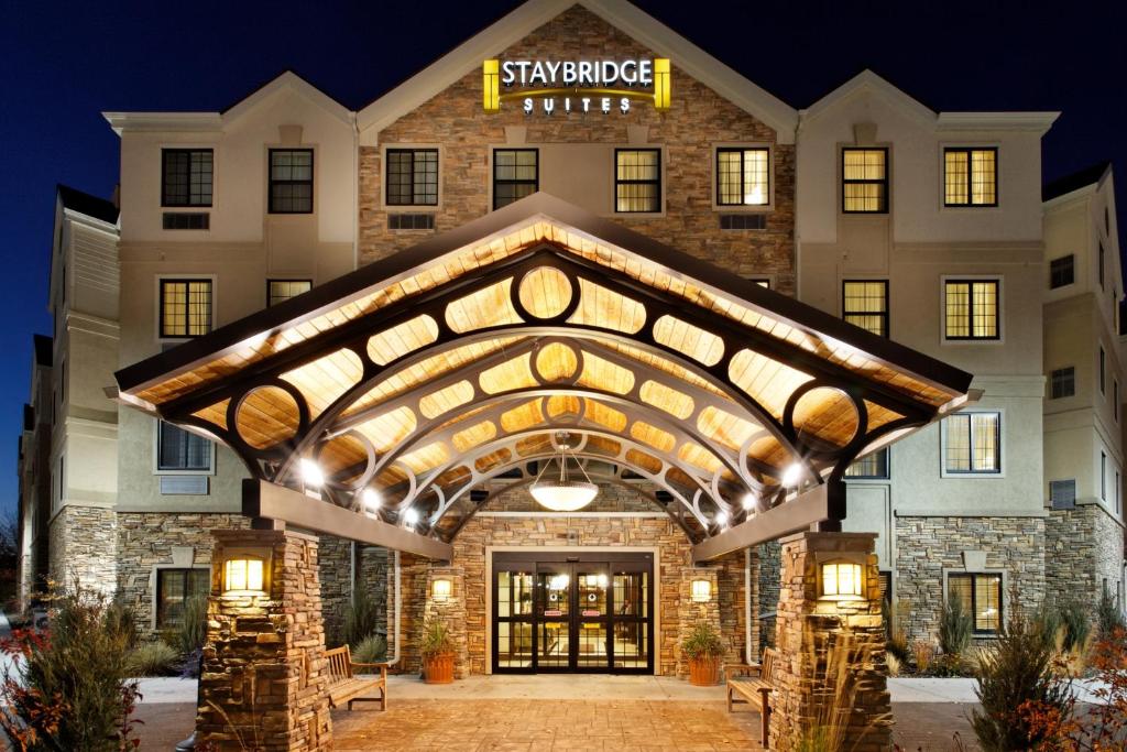 WarrendaleStaybridge Suites - Pittsburgh-Cranberry Township, an IHG Hotel的夜间酒店入口的 ⁇ 染
