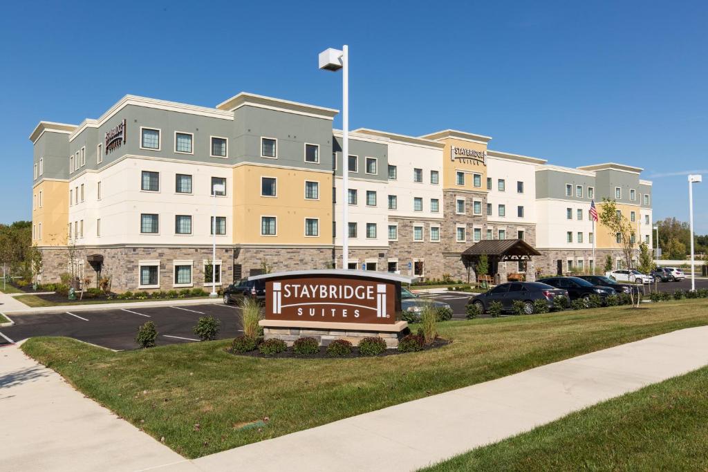 纽瓦克Staybridge Suites - Newark - Fremont, an IHG Hotel的建筑前的标志