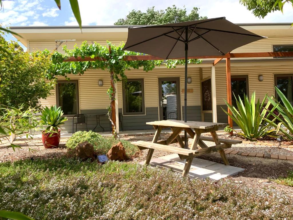 Willunga威朗加葡萄与橄榄旅馆的房屋前带雨伞的野餐桌