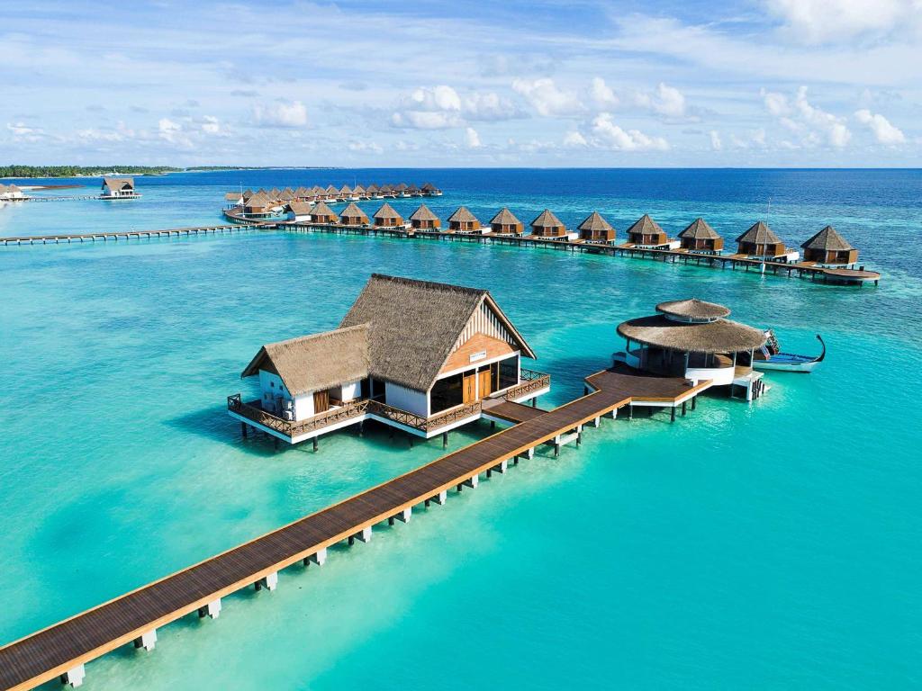 加弗阿利夫环礁Mercure Maldives Kooddoo Resort的水上简易别墅的空中景致