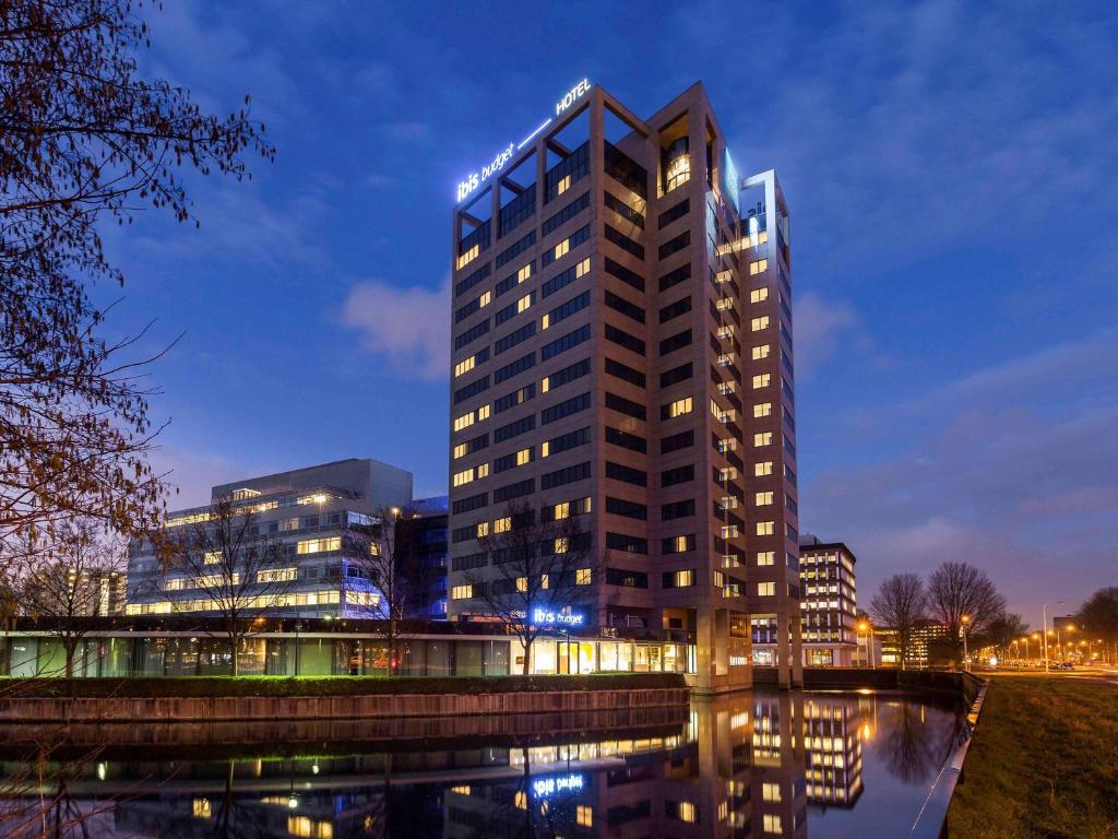 阿姆斯特尔芬南阿姆斯特丹市宜必思经济型酒店的一座高大的建筑在晚上点燃