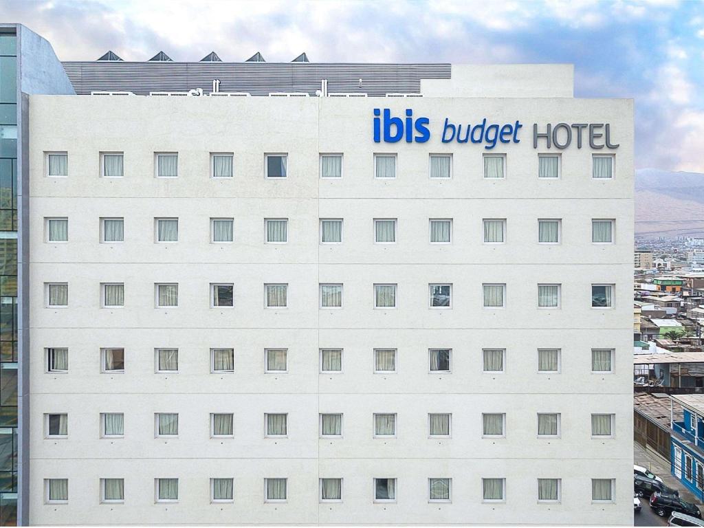 伊基克ibis budget Iquique的建筑里写着工作预算酒店