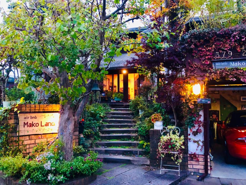 富山ガーデンハウス Mako Land的通往鲜花房子的楼梯