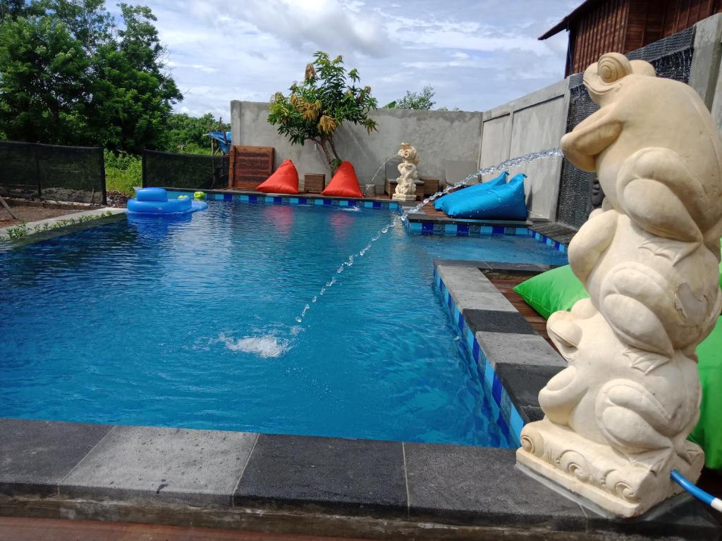蓝梦岛Devadav Hostel (Bunk Bed) Nusa Lembongan的后院的游泳池,带水滑梯