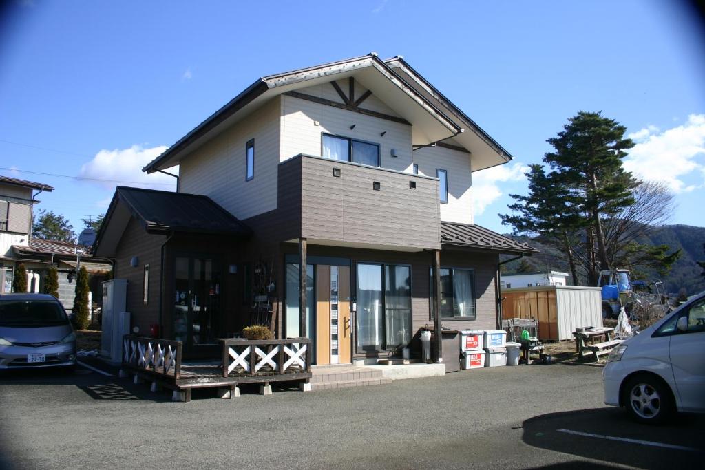 富士河口湖五月女王度假屋的前面有停车位的房子