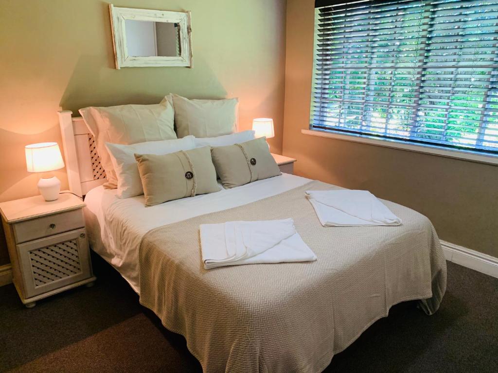 克卢夫Firenze的一间卧室配有一张大床和两条毛巾