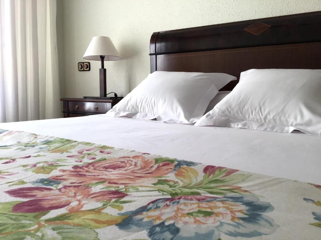巴拉卡Apartamento Tellería con parking gratis的一间卧室配有一张带花卉毯子的床