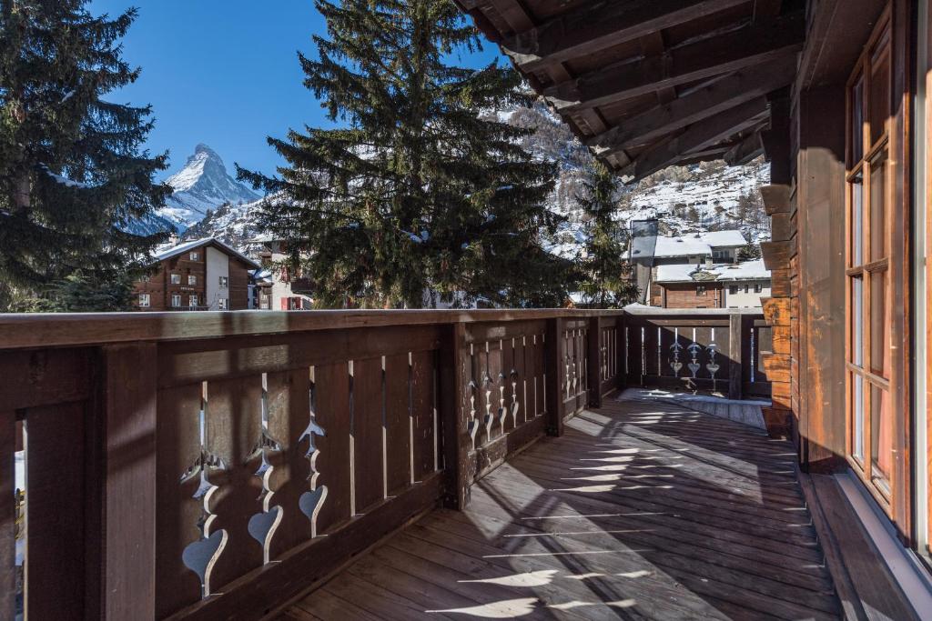 采尔马特Village Apartment with Matterhorn View的山景木制阳台