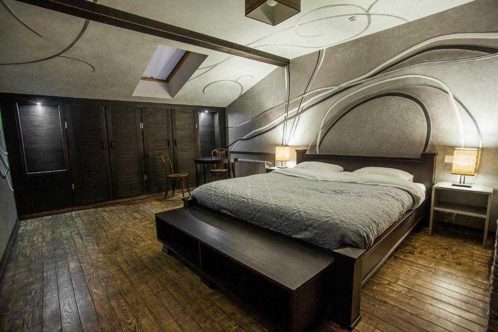 罗夫诺Pieno Piano的一间卧室配有一张大床,上面有拱门
