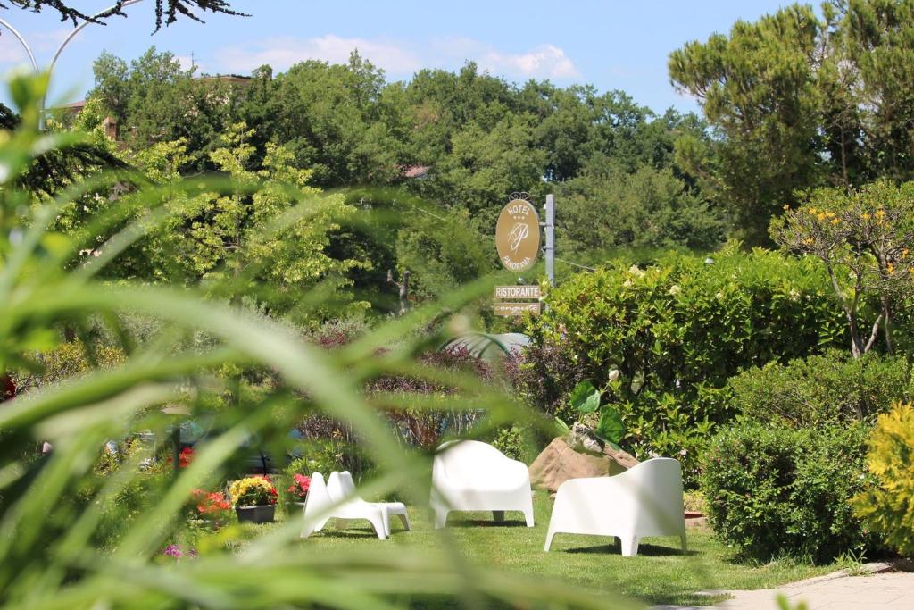 San Valentino in Abruzzo CiterioreHotel Panorama的花园里的一组白色椅子
