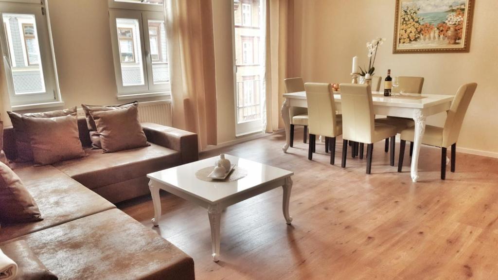 艾森纳赫Appartement am Bachhaus的客厅配有沙发和桌椅