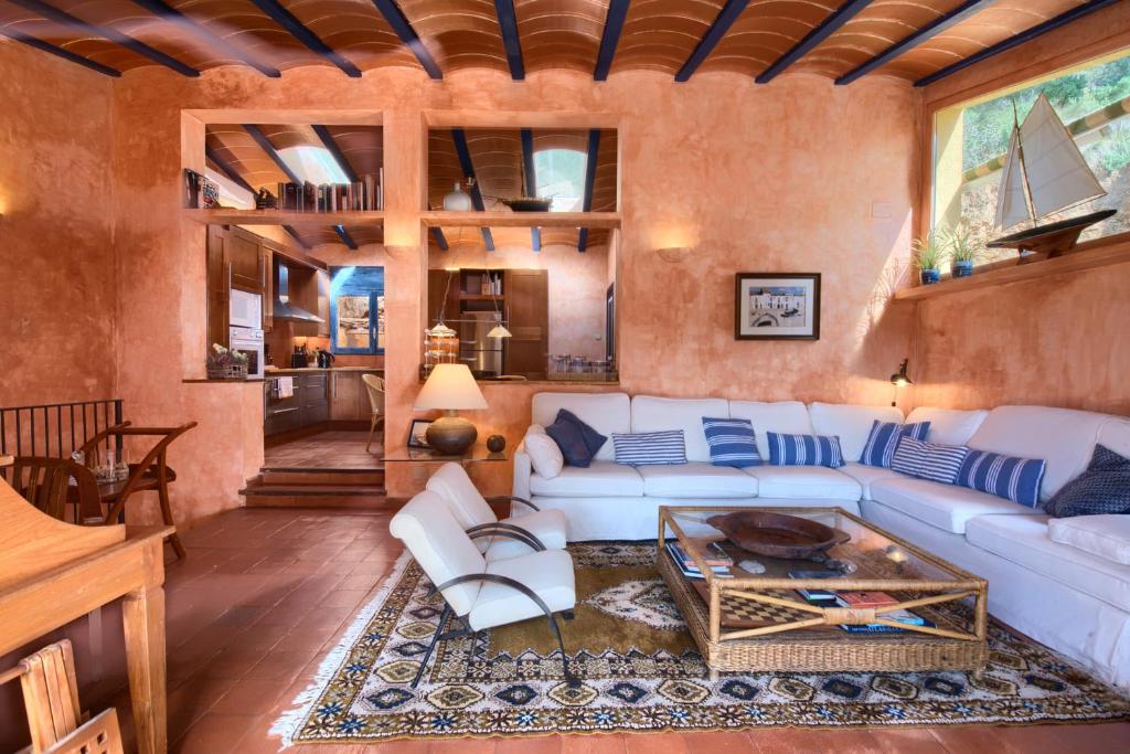 巴古尔Casa Aigua Freda的客厅配有白色的沙发和桌子