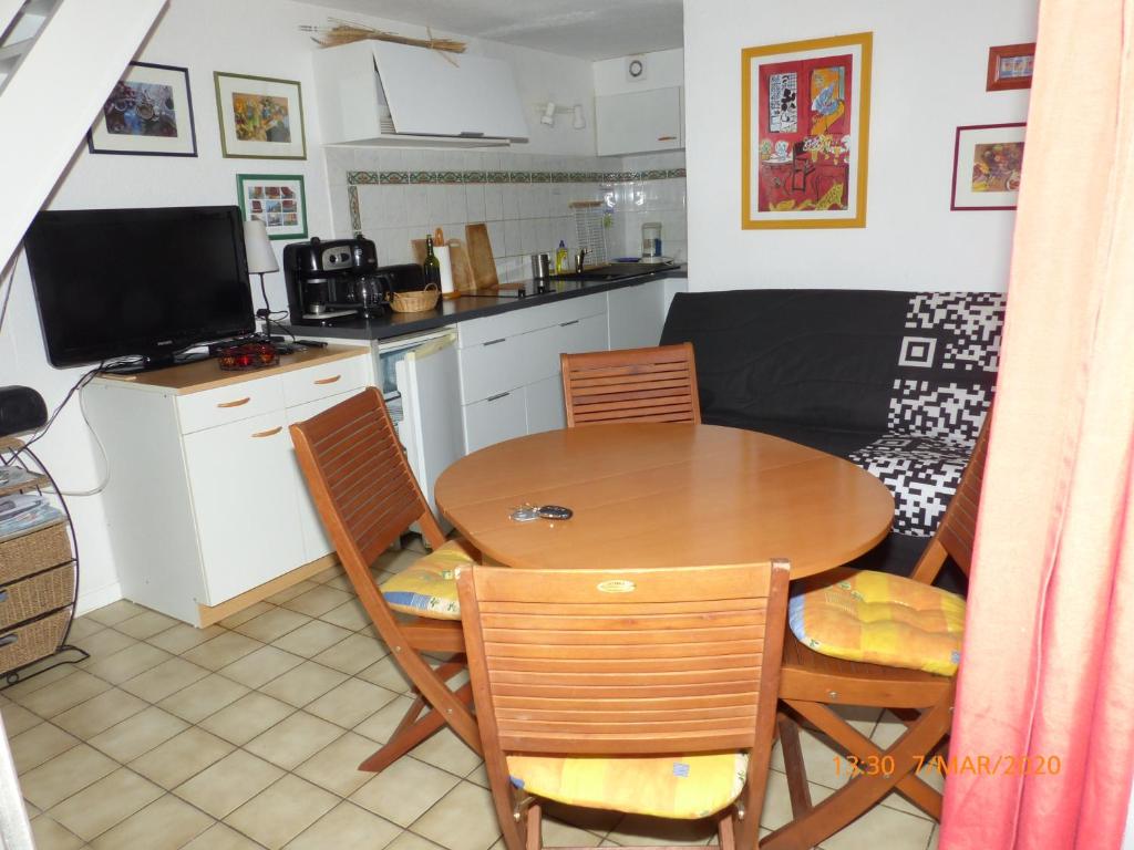 乌尔坦Gênois 1的厨房以及带桌椅的用餐室。