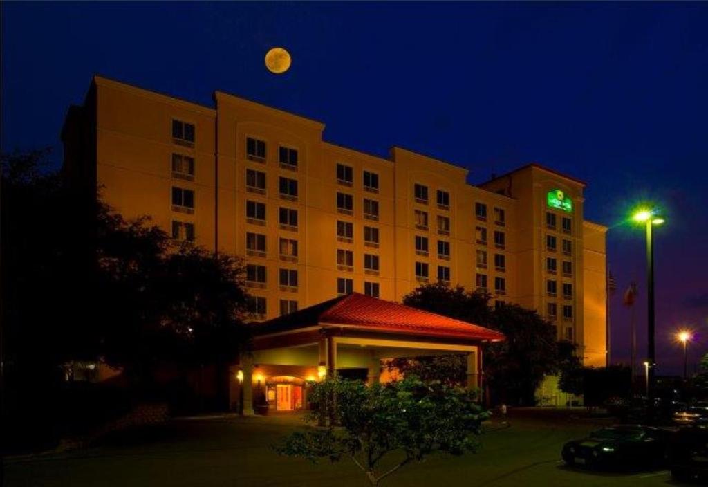 圣安东尼奥拉昆塔酒店及套房圣安东尼奥医疗中心。NW的天空中绿月的酒店大楼
