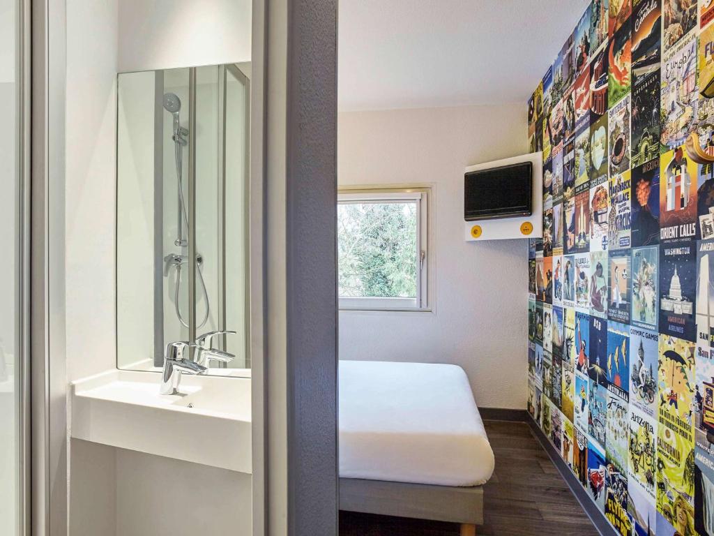 博韦博韦F1酒店的一间带水槽和镜子的浴室