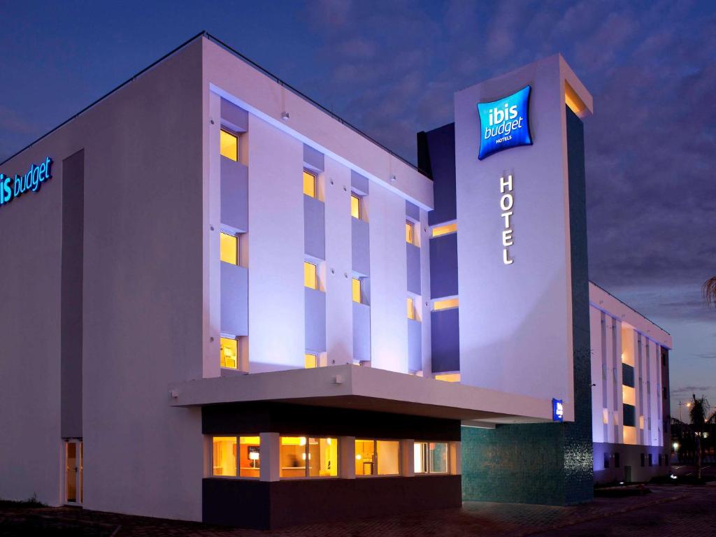 蒙贝利亚尔蒙贝利亚尔宜必思快捷酒店的一座有灯的旅馆大楼,上面有标志