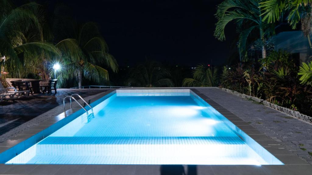 珍南海滩Pemandangan Indah Guest House - Look Out Point Villa-的游泳池在晚上点亮