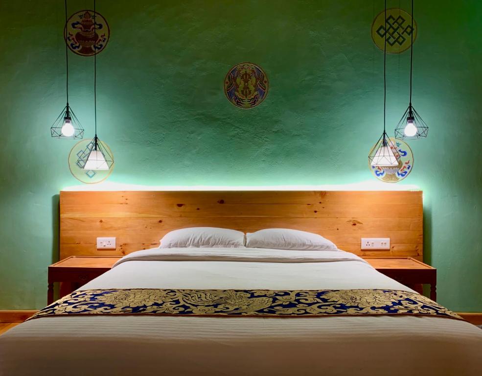 帕罗Dzi Pema的一间卧室设有一张大床和绿色的墙壁