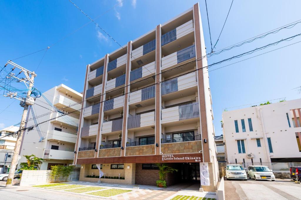那霸Hotel Little Island Okinawa Matsuyama的街道拐角处的公寓楼