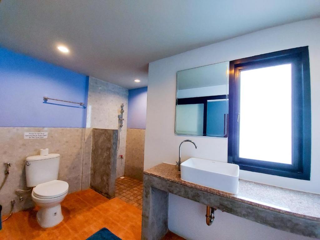查龙西克斯帕克旅舍的一间带卫生间、水槽和窗户的浴室