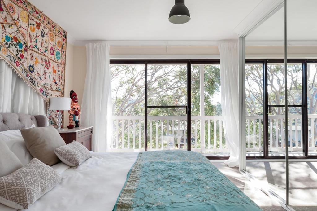 纽波特Newport Beach Spacious 2 bedrm apt Casa de Piña的一间卧室设有一张床和一个大窗户