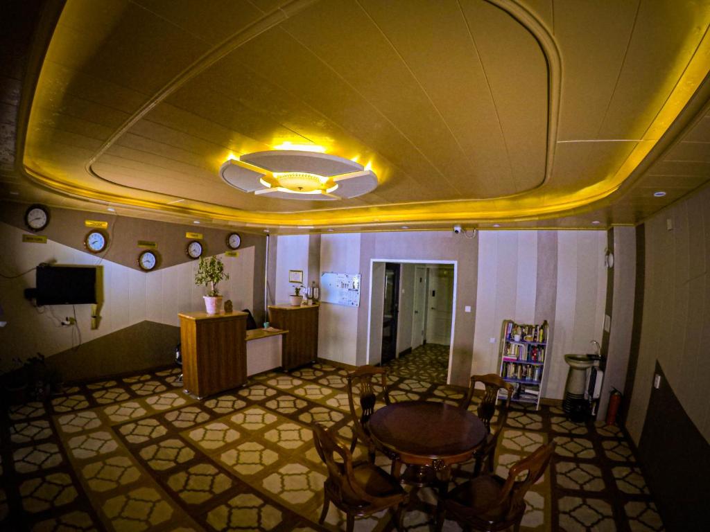 乌兰巴托LG Tour & Hostel的一间大房间,里面配有桌椅
