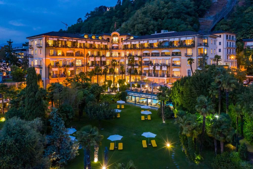 卢加诺卡斯塔尼奥拉大酒店的晚上酒店享有空中景色